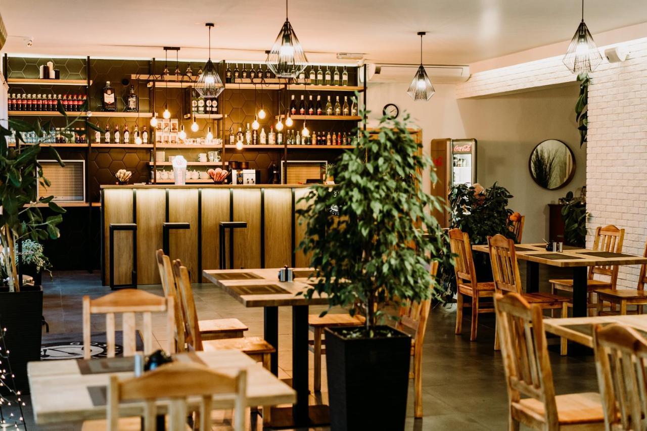 مبيت وإفطار Gosciniec Zacisze I Blisko A2 Dabie-Uniejow I Restauracja المظهر الخارجي الصورة